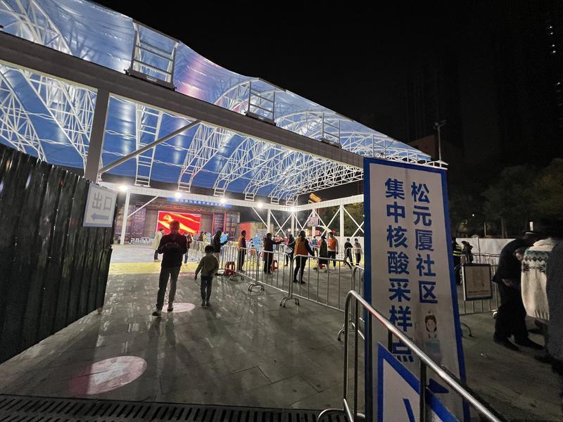 1.5分钟，核酸检测顶棚“变身”，居民直呼：操作太给力！