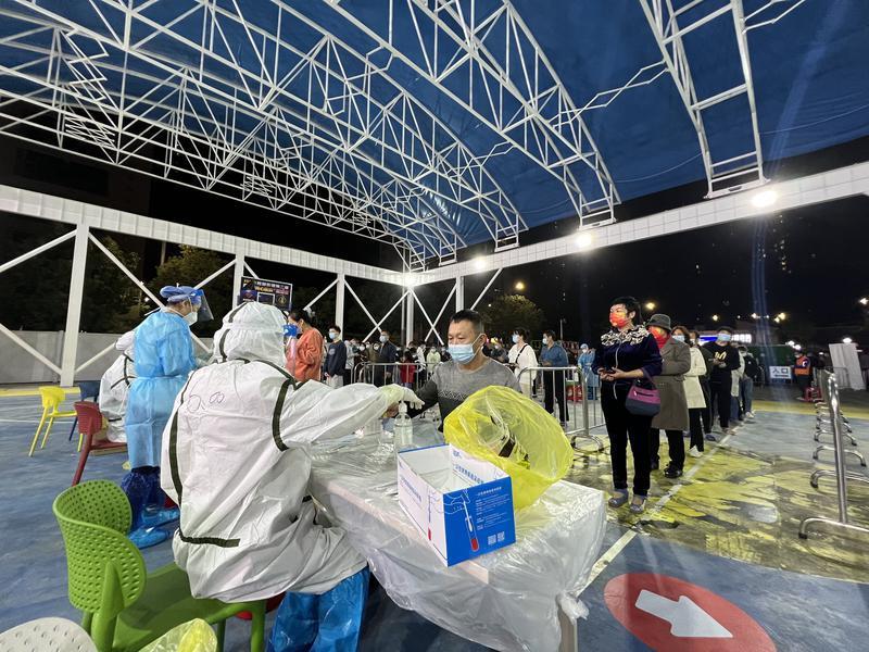 1.5分钟，核酸检测顶棚“变身”，居民直呼：操作太给力！