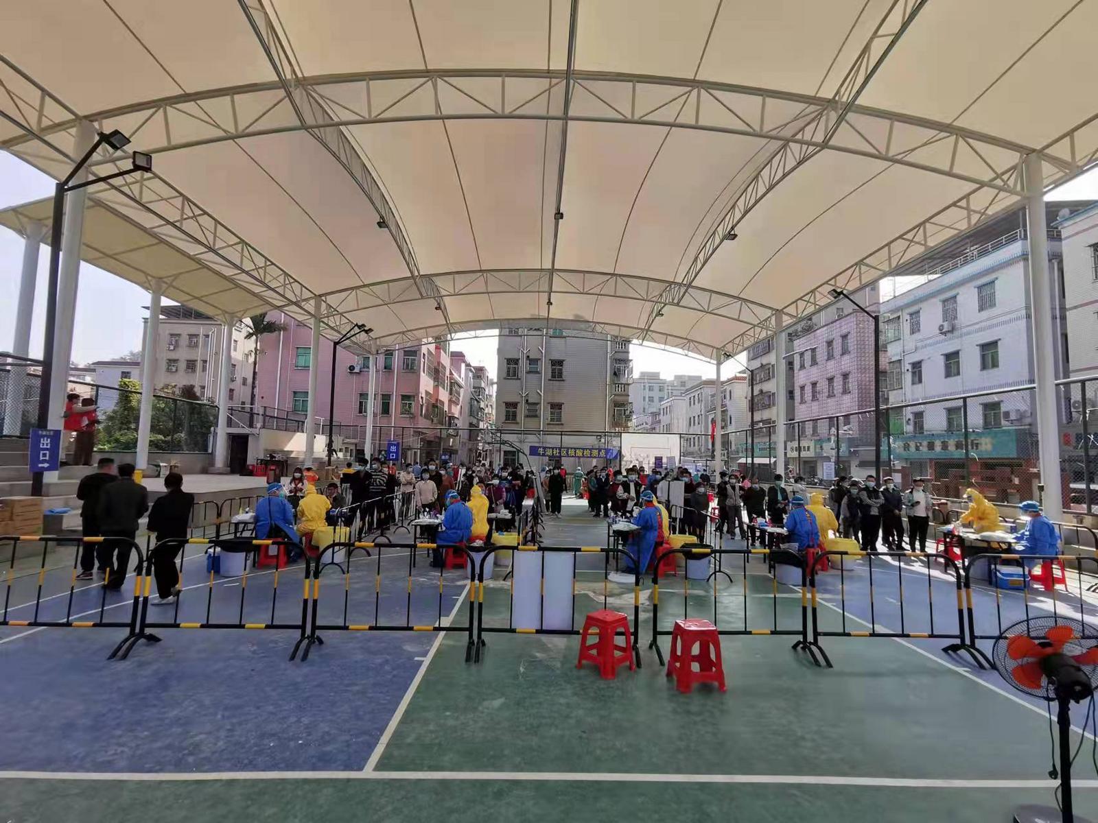 1.5分钟，核酸检测顶棚“变身”，居民直呼：操作太给力！